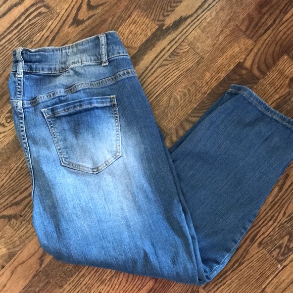 Lane Bryant Distressed Crop Capri Jean - Picture 4 of 11